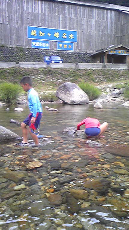 越知川で川遊び